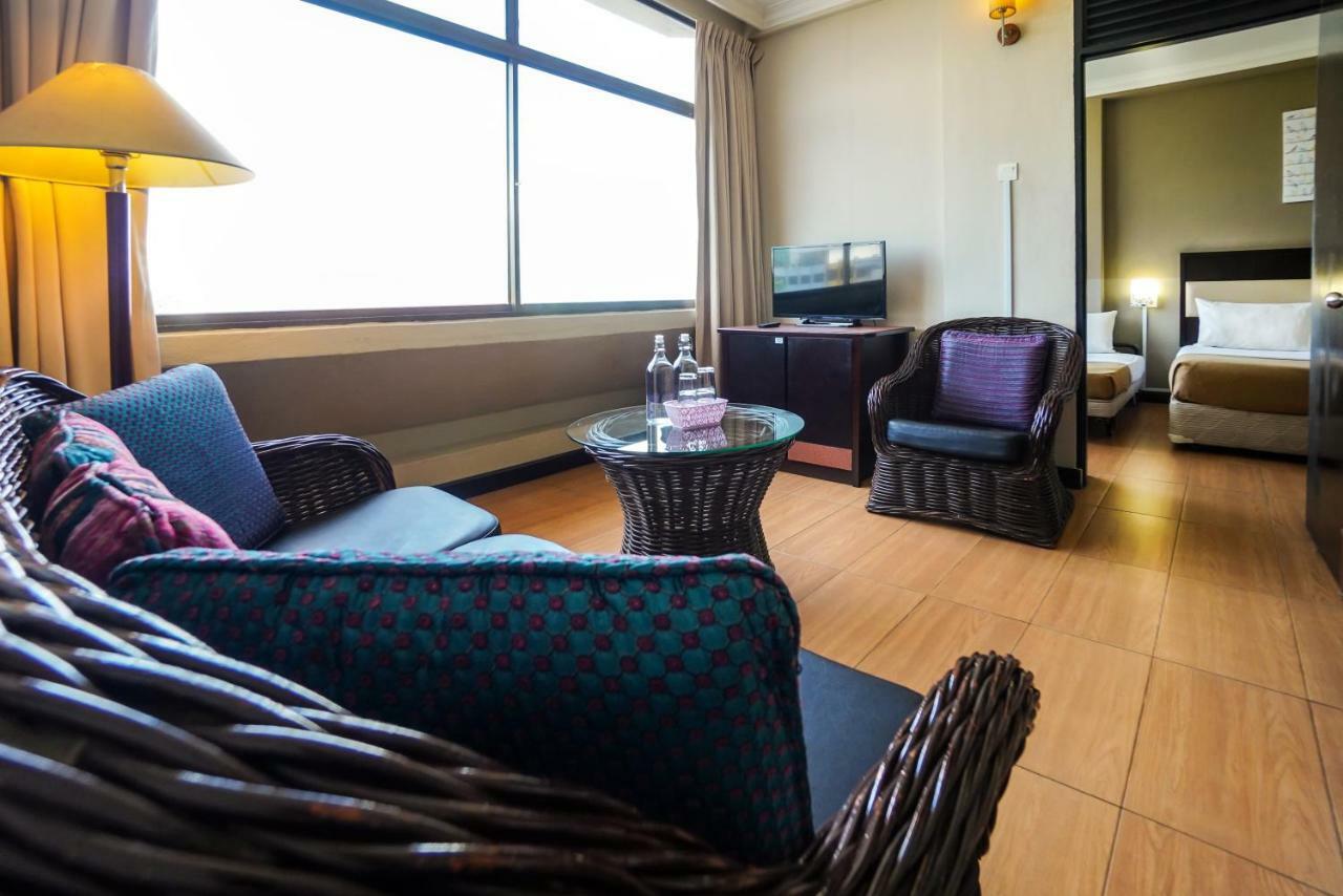 Lodge 18 Hotel Butterworth Bagian luar foto